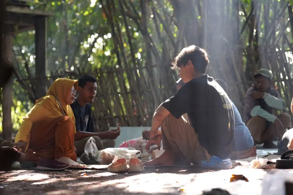 Kegiatan komunitas warga pada sore hari di Aekkanopan